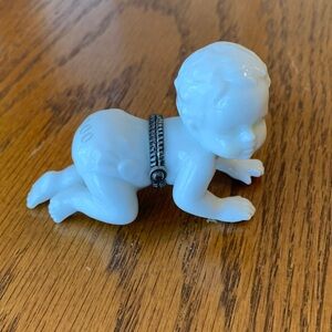 White Porcelain 2000 Hinged Box Baby
